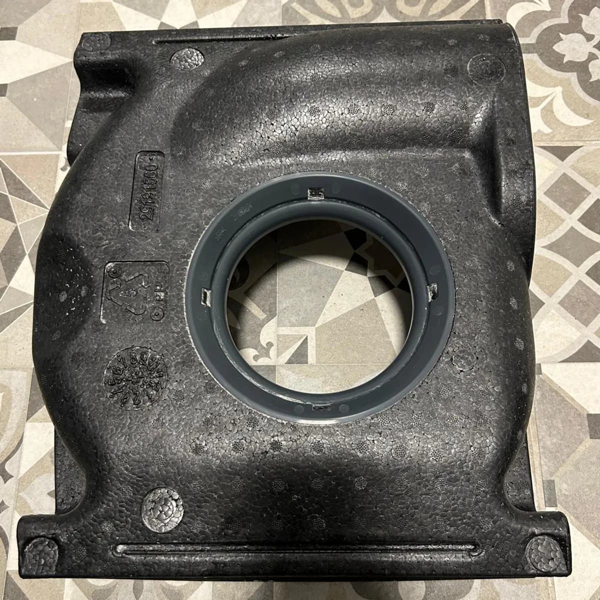 La volute nettoyée et remontée, coque noire nette avec sa bague de raccordement.